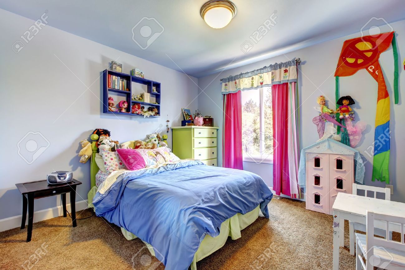 Camera da letto blu della bambina con i giocattoli e letto di ...