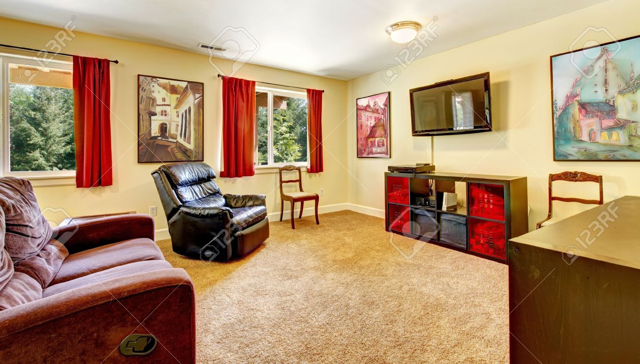 Tv wohnzimmer mit kunst und rote vorhänge und teppich beige mit ...