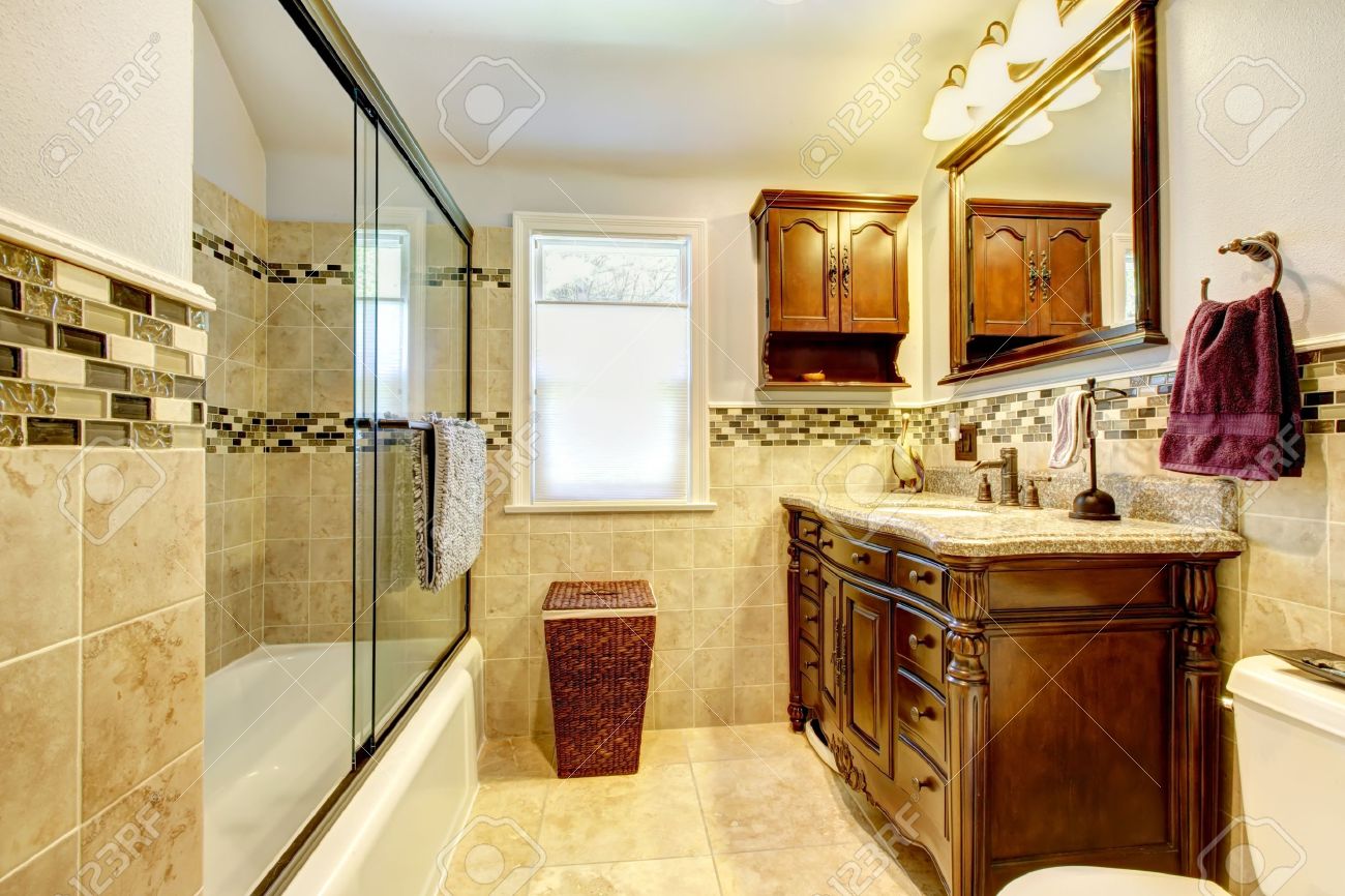 Salle de bains classique avec des carreaux en pierre naturelle et ...