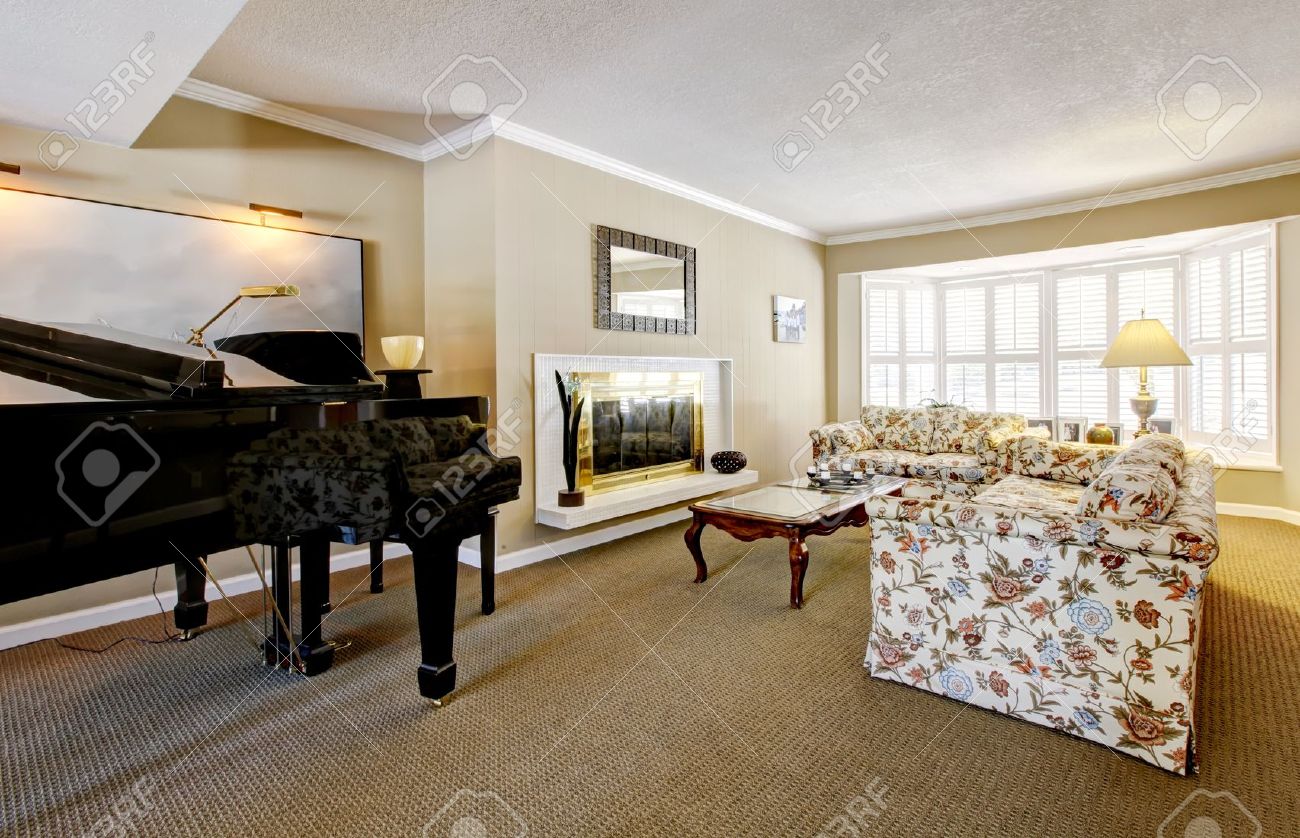 Elegant vardagsrum inredning med piano, öppen spis och anqique ...