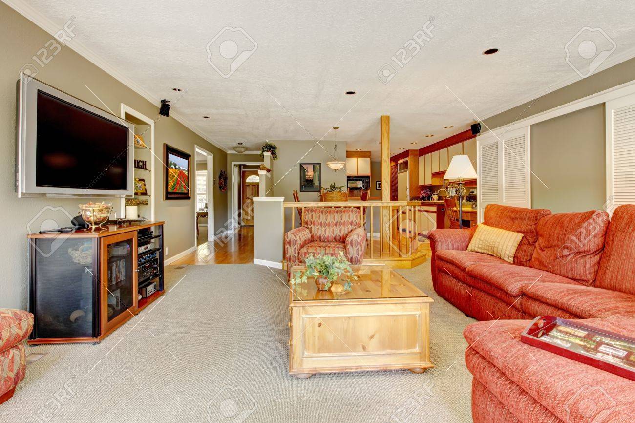 GroÃes amerikanisches wohnzimmer mit roten sofa, tv und beigen ... Welcher tisch zu beagen sofa