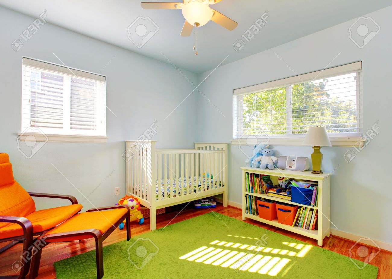 Baby kinderzimmer design mit grünem teppich, blaue wände und ...