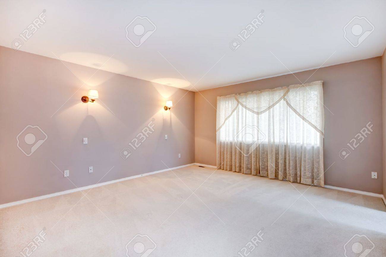 Grande camera da letto interni beige con luci e tende. foto ...