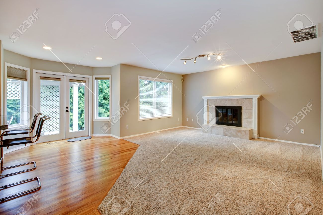 GroÃe, helle neue, leere wohnzimmer mit kamin und beige teppich ...