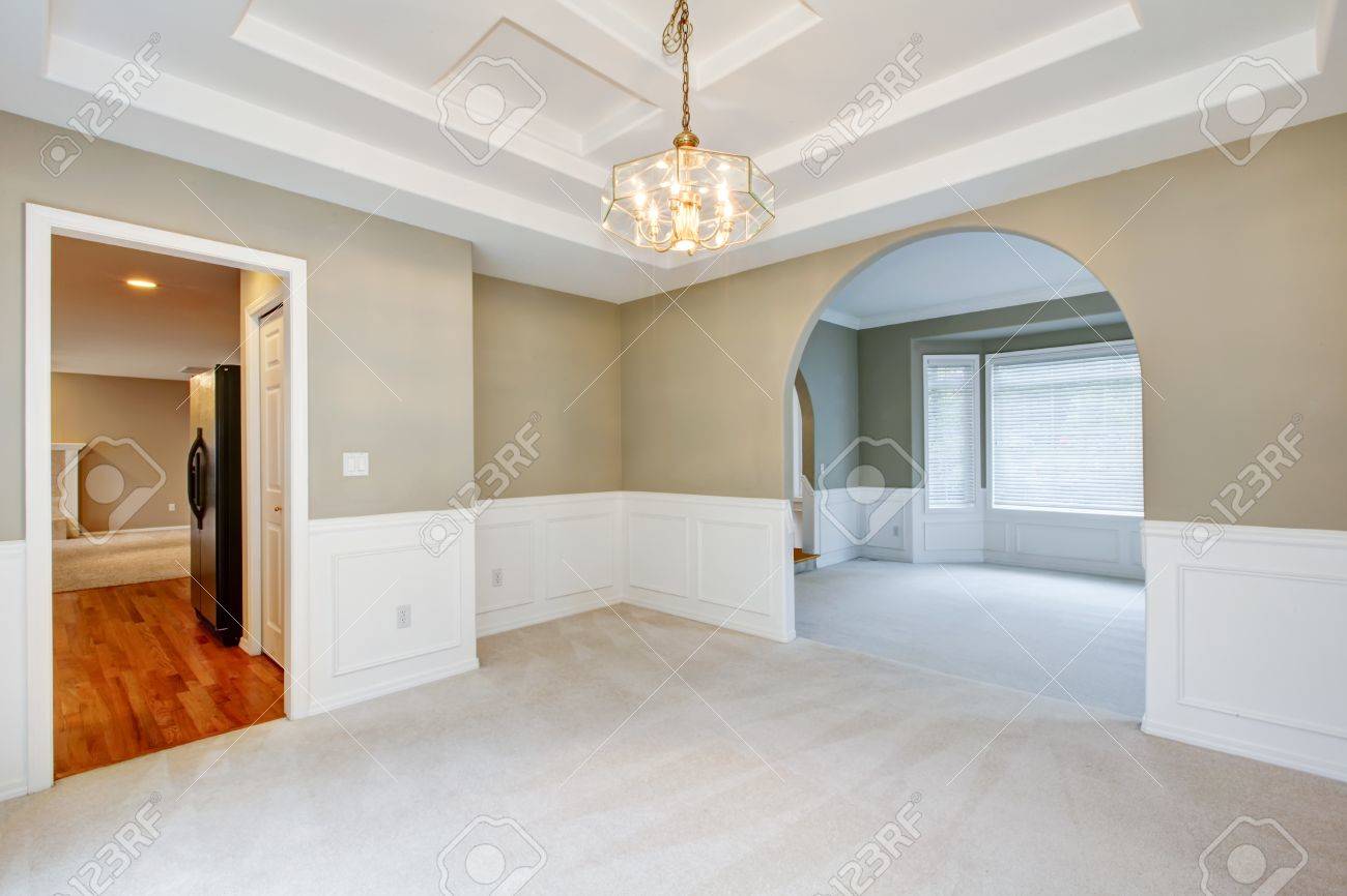 Vider intérieur de la maison de luxe avec moquette beige de la ...