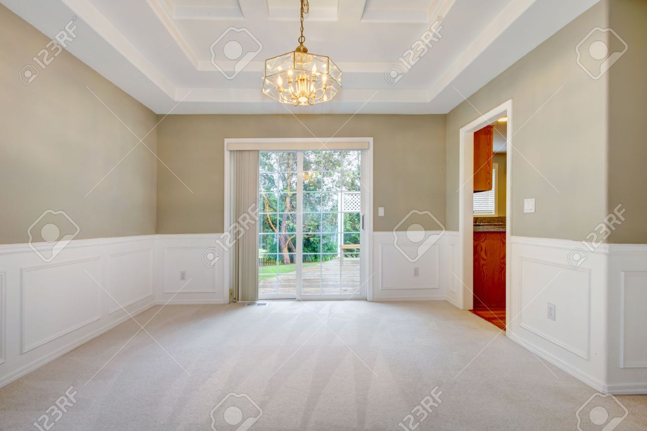 Vider intérieur de la maison de luxe avec moquette beige de la ...