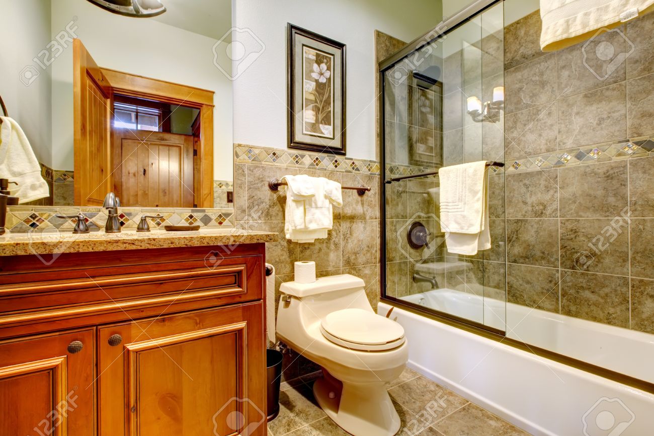 Salle de bain luxueuse maison de montagne avec douche, baignoire ...