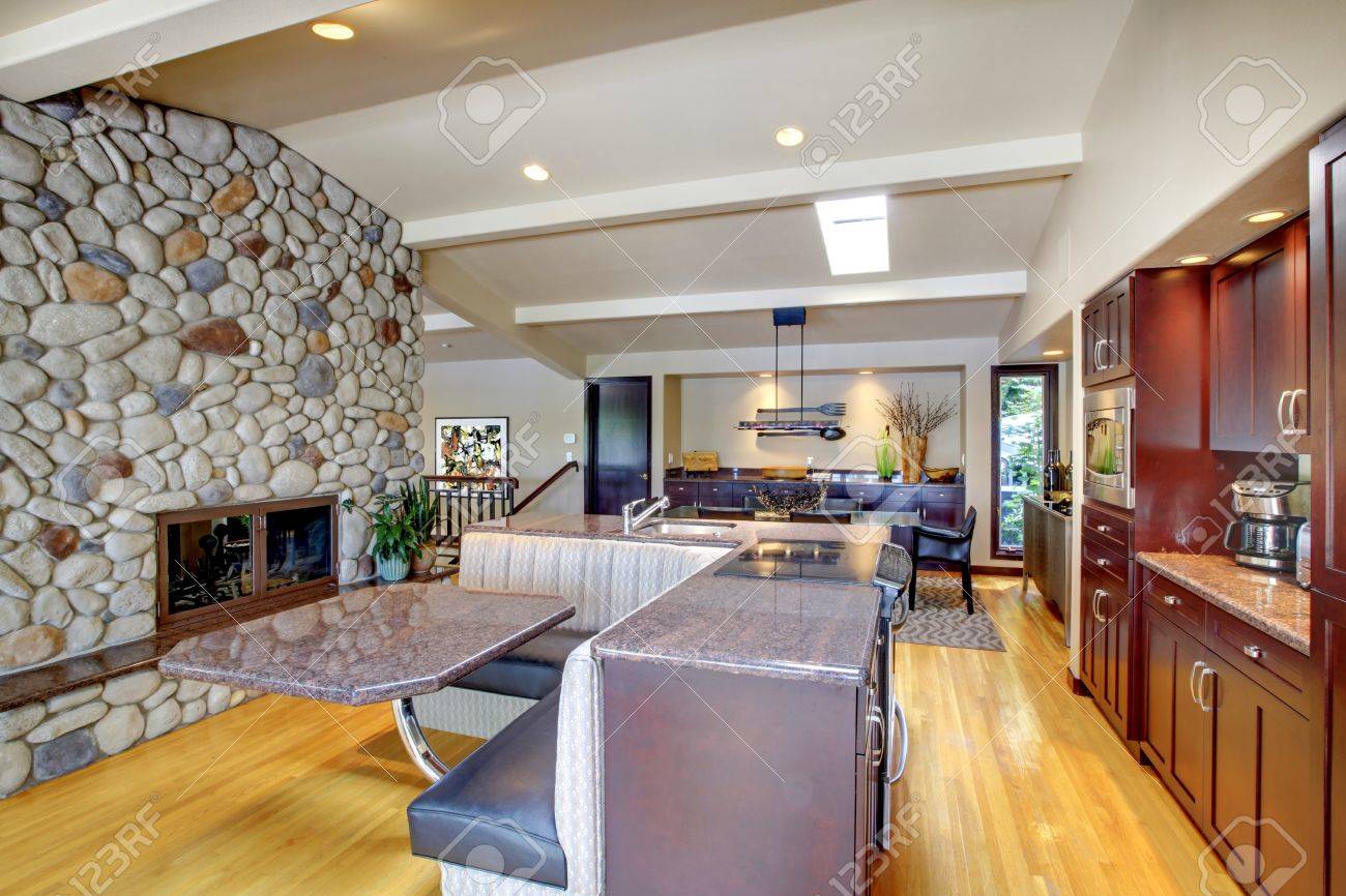 Cuisine acajou de luxe avec un mobilier moderne et d'une cheminée ...