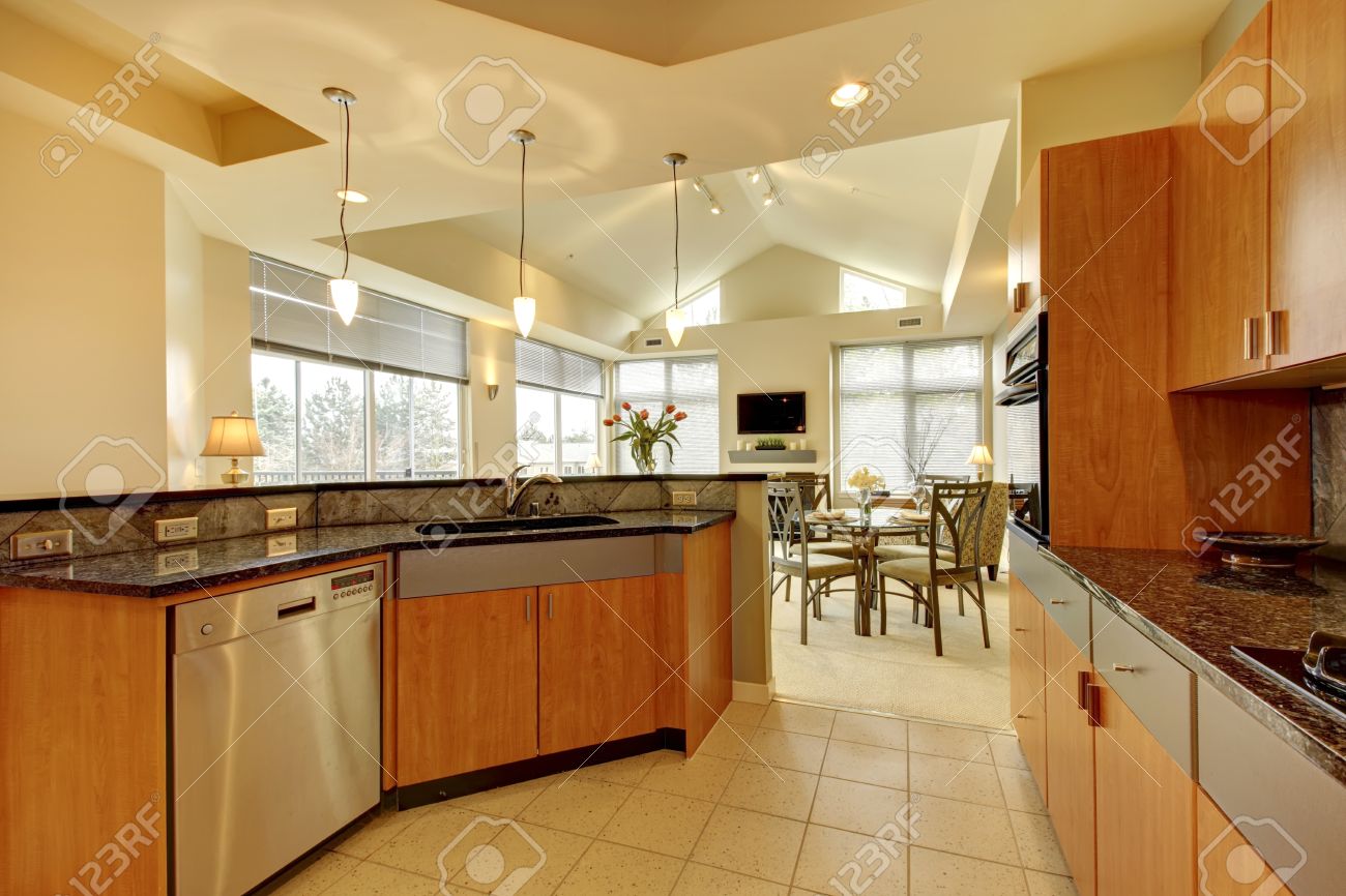 Groãÿe moderne holz kã¼che mit wohnzimmer und hohen decken und elfenbein wã¤nden