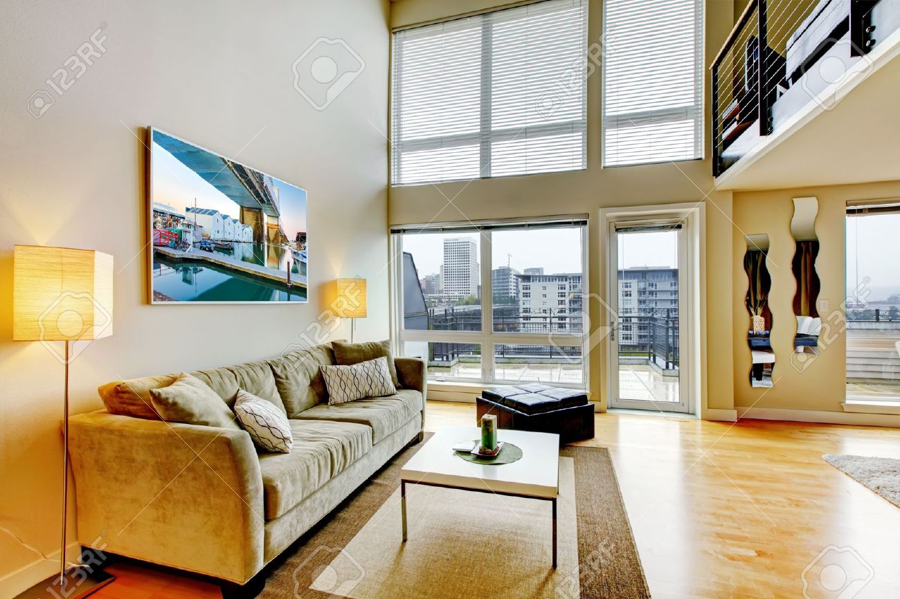 Modern loft appartement woonkamer interieur met hoog plafond ...