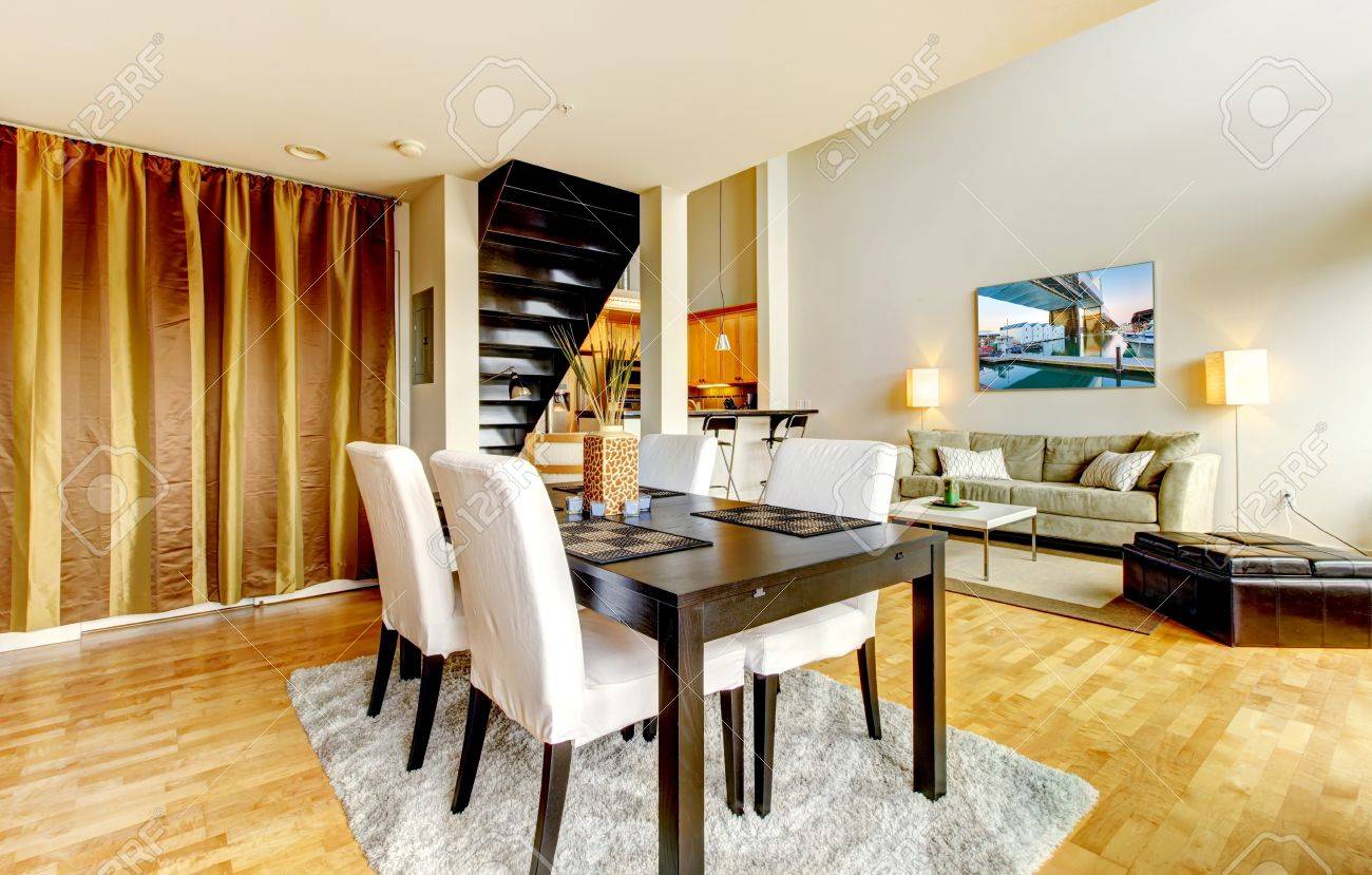 Eetkamer interieur in moderne stad appartement met hoge loft ...