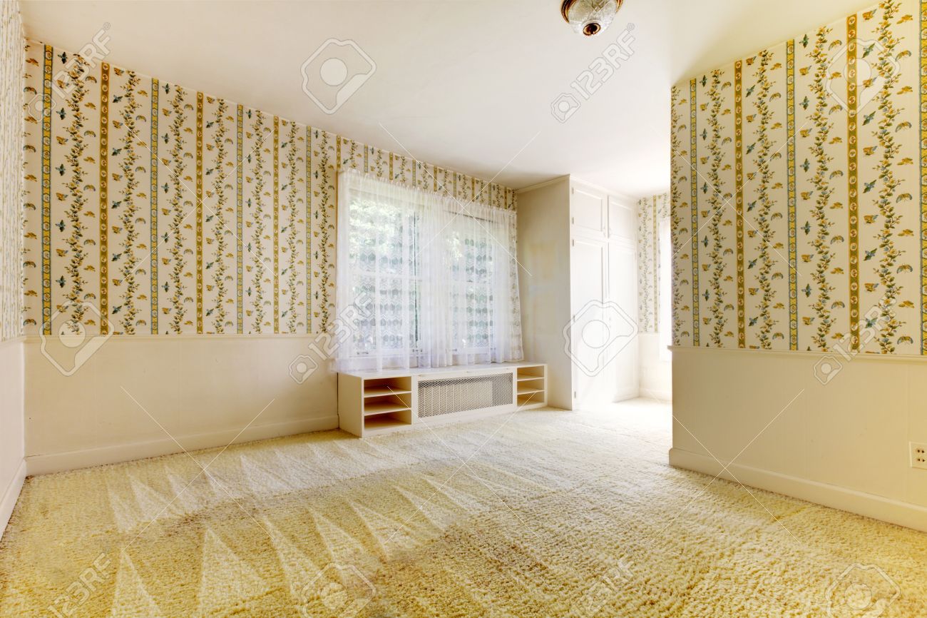 Oude amerikaanse huis slaapkamer interieur met behang en tapijt ...
