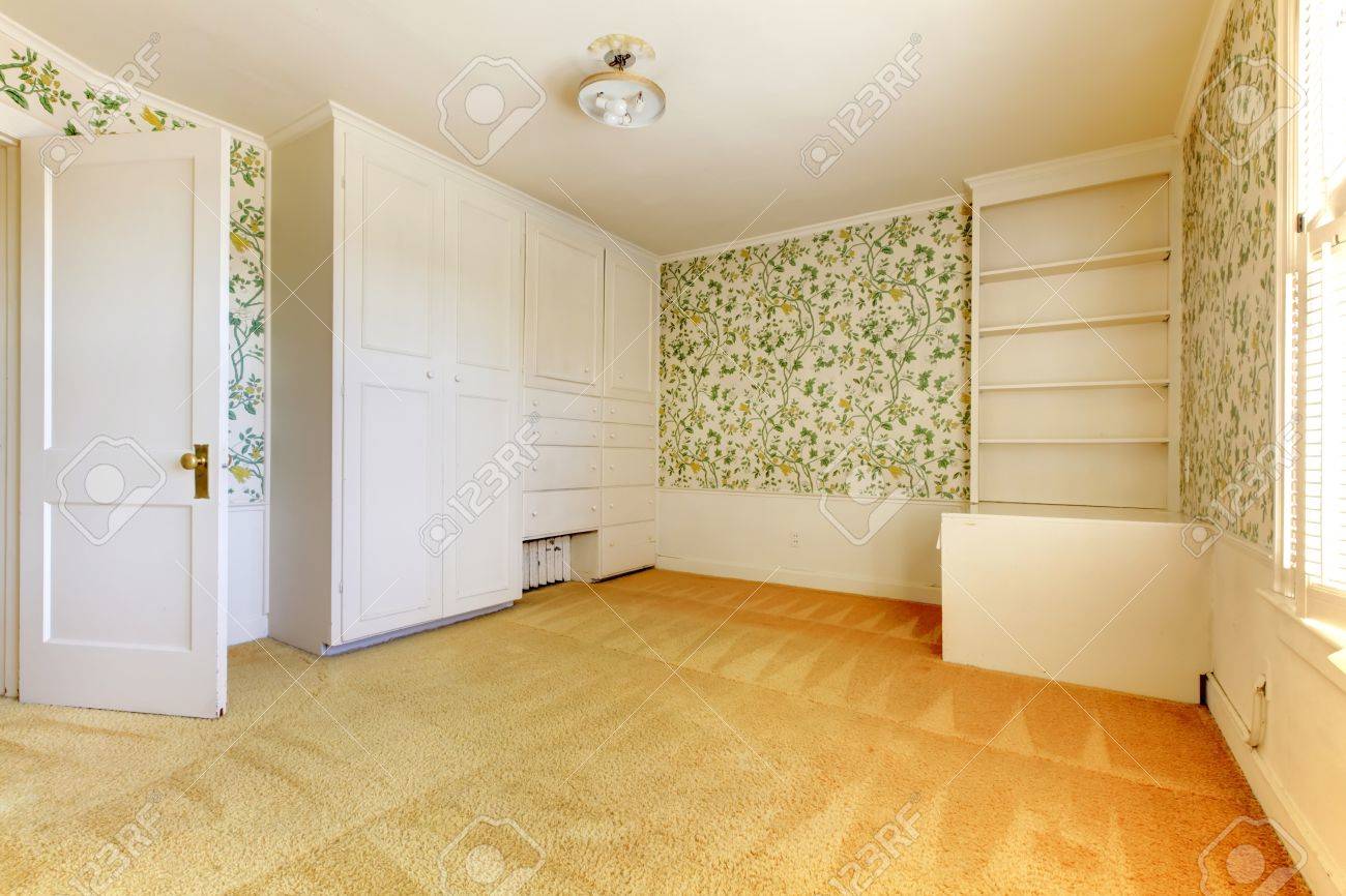Oude amerikaanse huis slaapkamer interieur met behang en tapijt ...