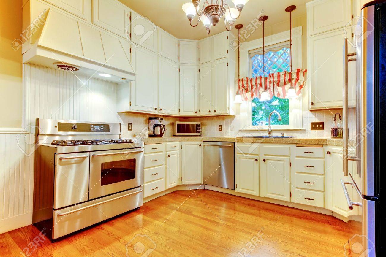 Grote witte keuken in een oude amerikaanse huis met hardhouten ...