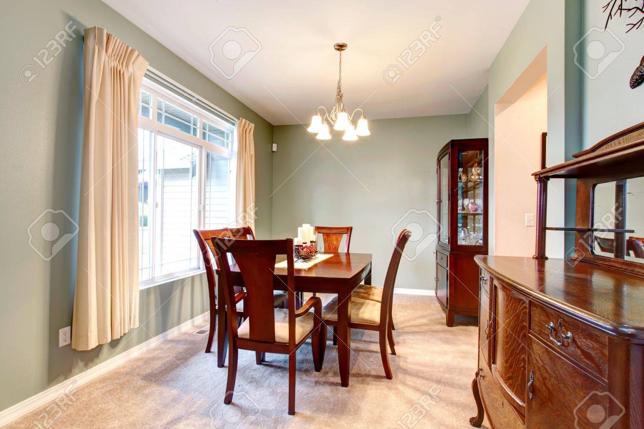 Vert intérieur salle à manger avec un mobilier marron classique et ...