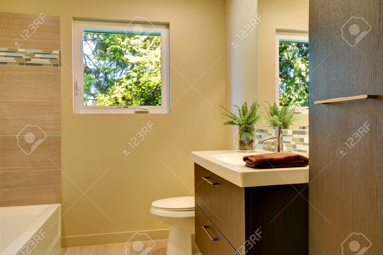 Beige nouvelle salle de bain moderne avec armoires en bois brun et ...