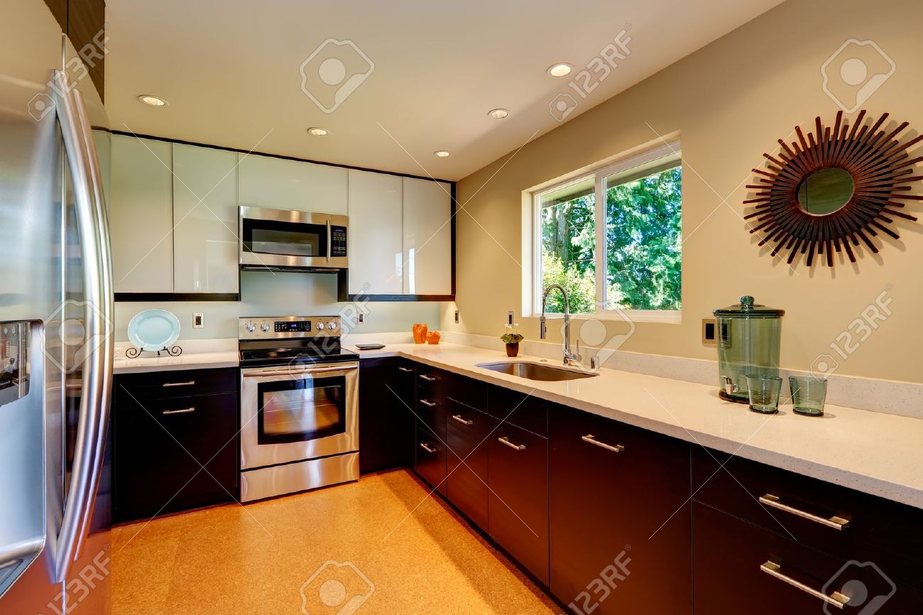 Moderne keuken met witte werkbladen, wit en bruin nieuwe kasten ...
