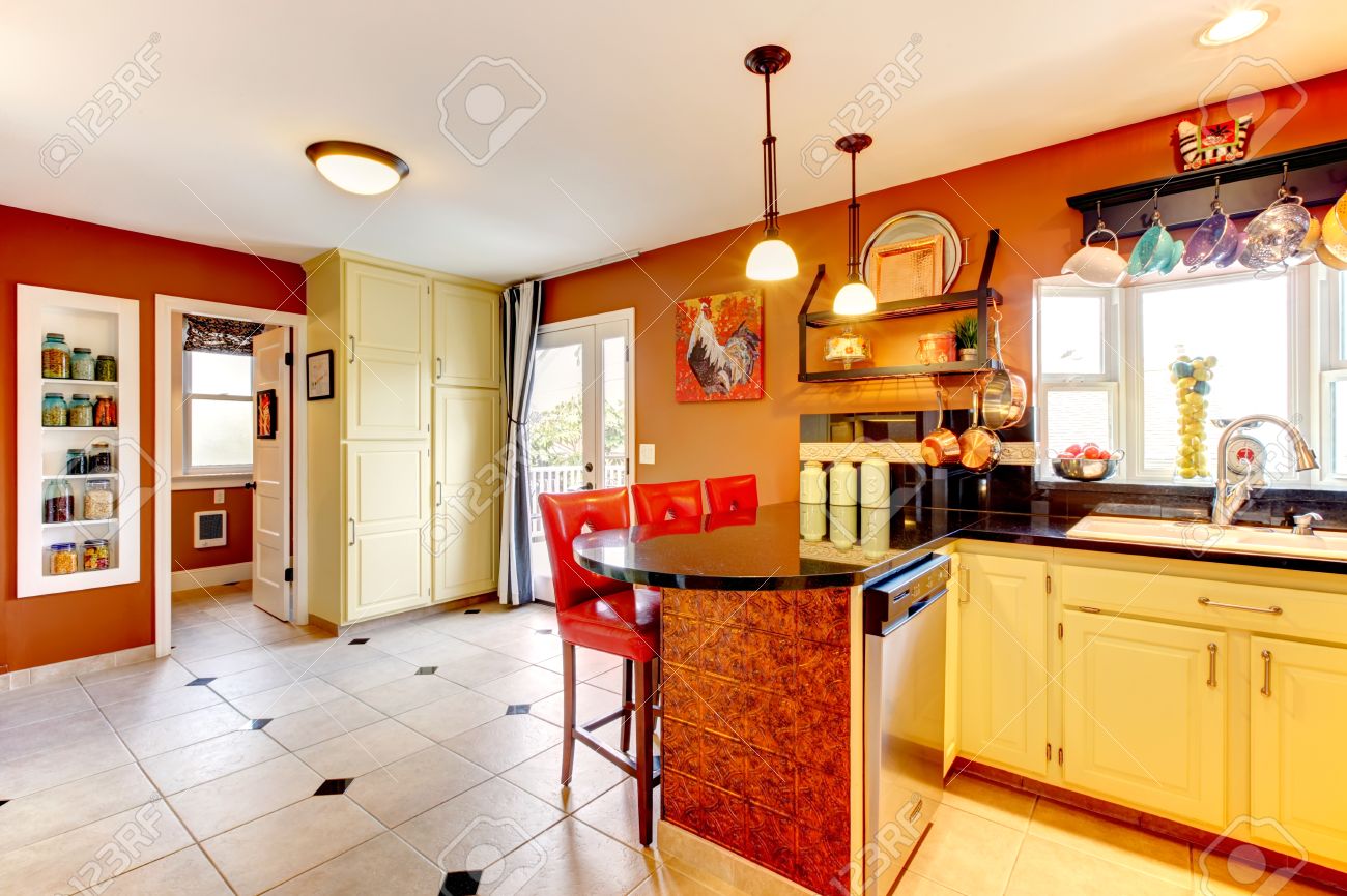 Kleine keuken kamer met gele houten kasten roest muren en beige ...