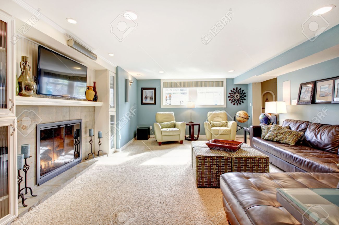 Hellblau wohnzimmer mit ledergarnitur, beige teppichboden, tv und ... Wohnzimmer beige
