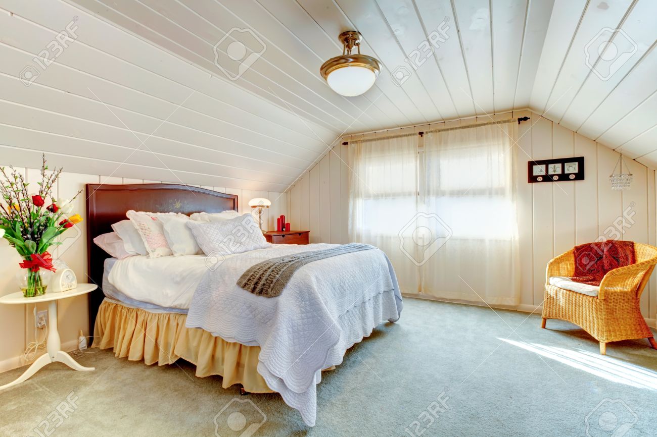 Gezellige lichte slaapkamer met gewelfd plafond en lichtblauwe ...
