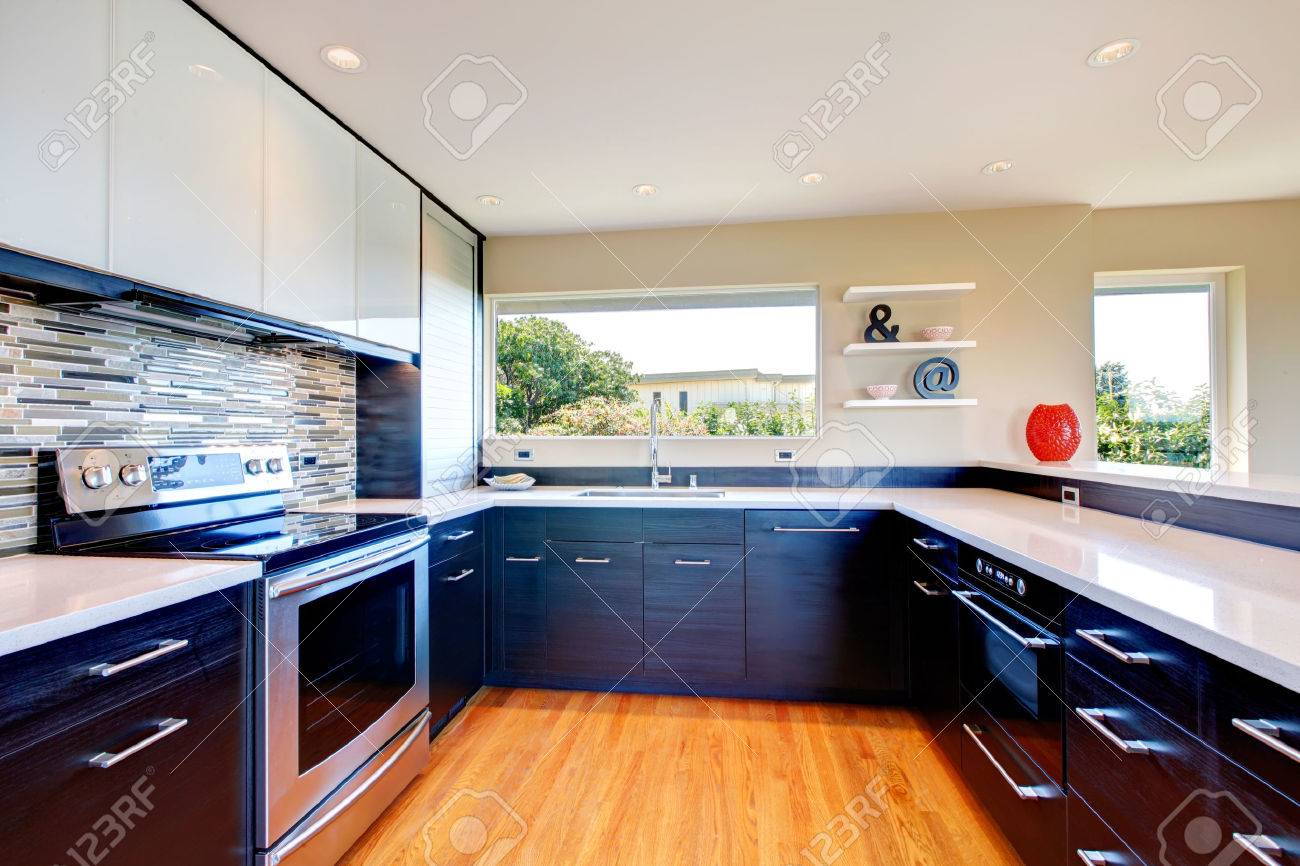 Elegante keuken kamer met zwarte houtopslag combinatie ...