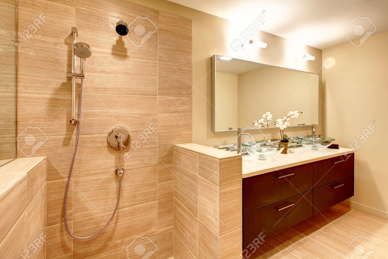 Salle de bain beige élégant avec douche banque d'images et photos ...