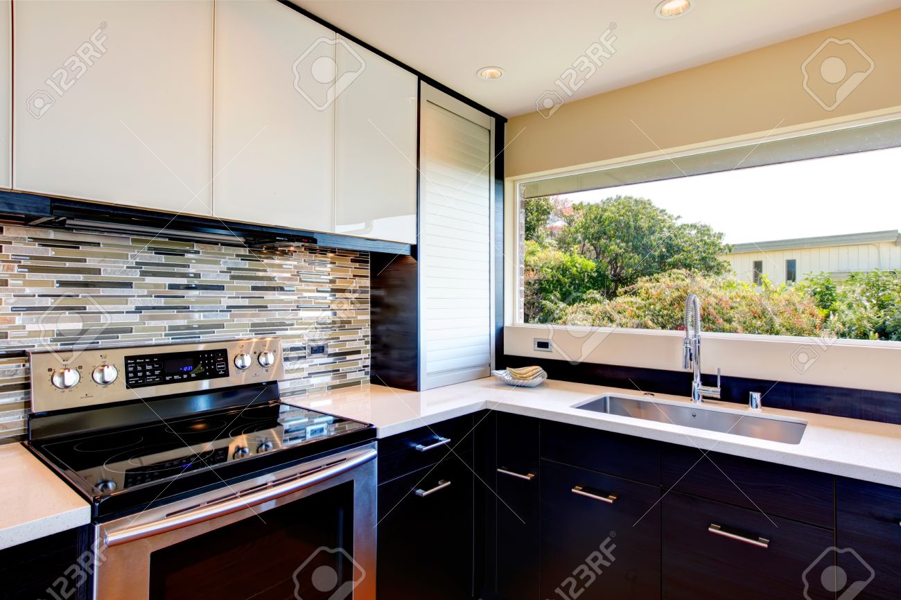 Salle de cuisine moderne en noir et blanc avec multi dosseret de ...