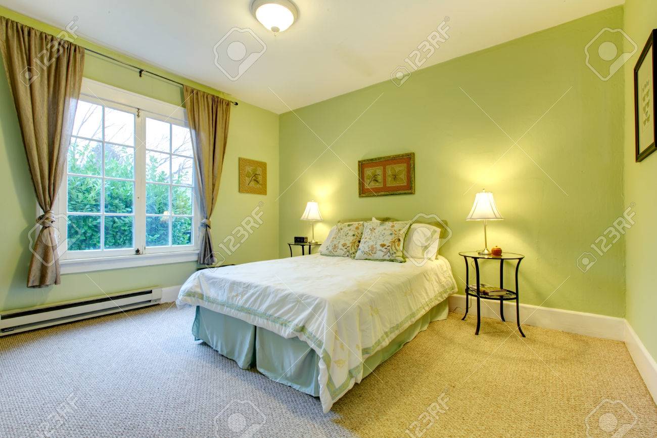 Knusse slaapkamer met munt muur en beige vloer. verfrissend wit en ...