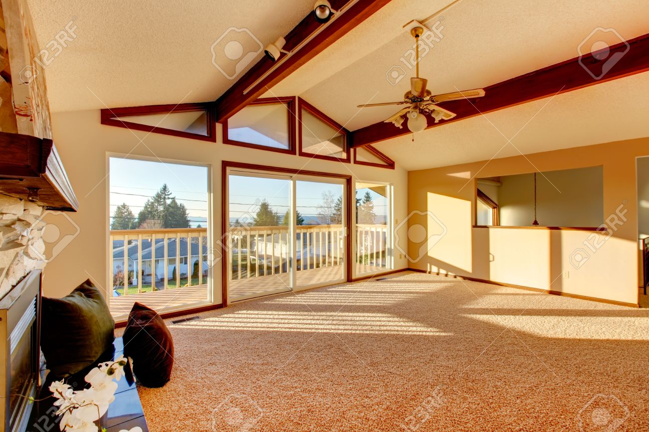 Woonkamer met gewelfd plafond en balken, gestenigd achtergrond ...