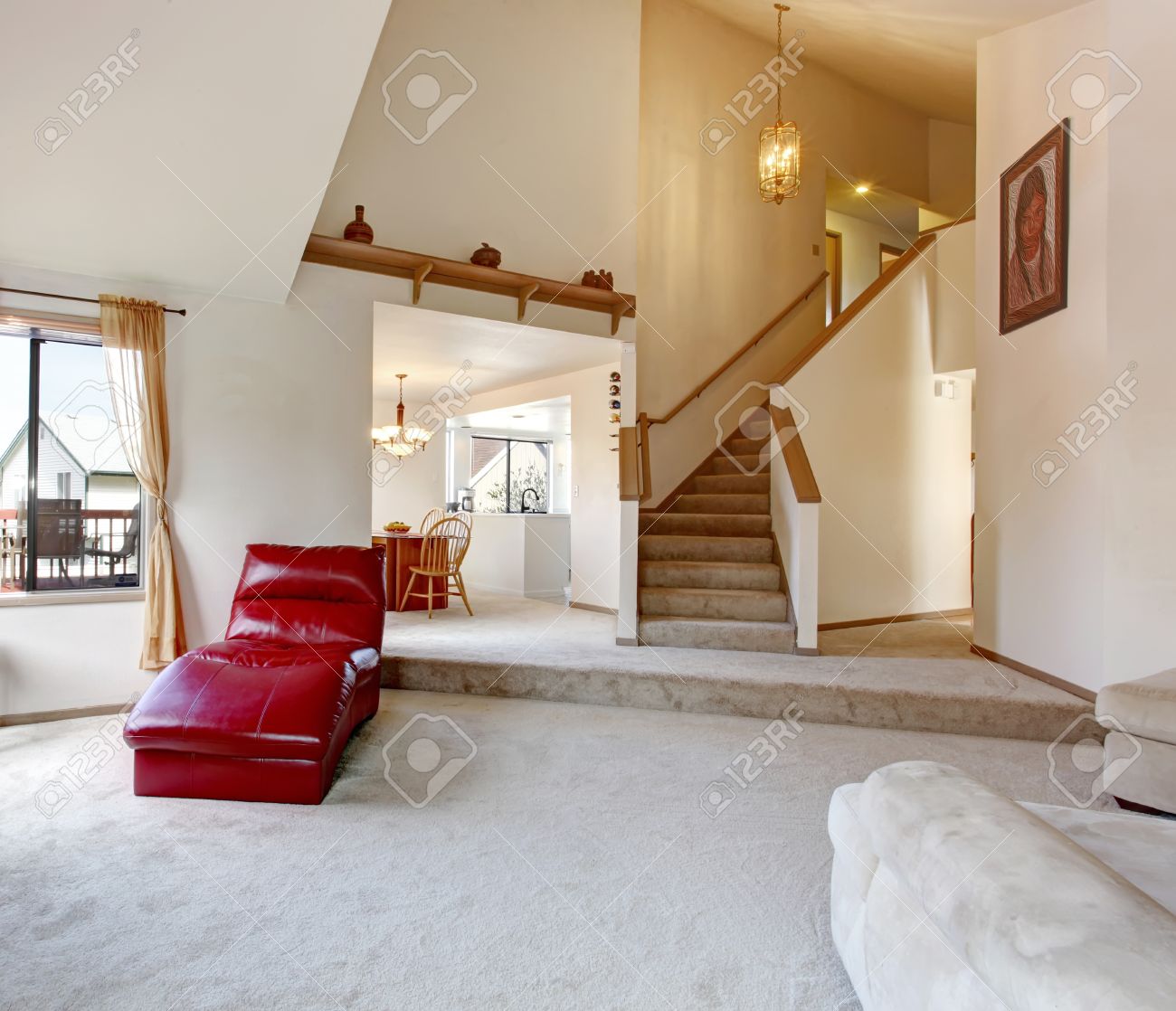 Hoge gewelfde plafond woonkamer met hal en trappen. open eetkamer ...