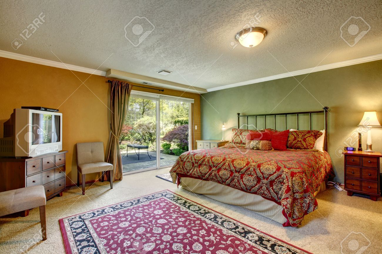 Contrasterende kleur slaapkamer met een staking dek. kamer ...