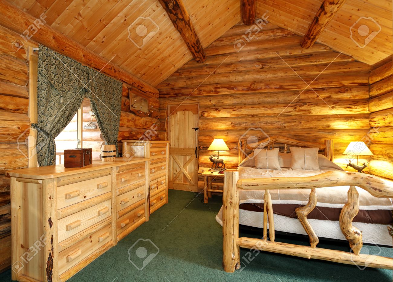 Warme gezellige slaapkamer met rustieke bed, nachtkastje en ...