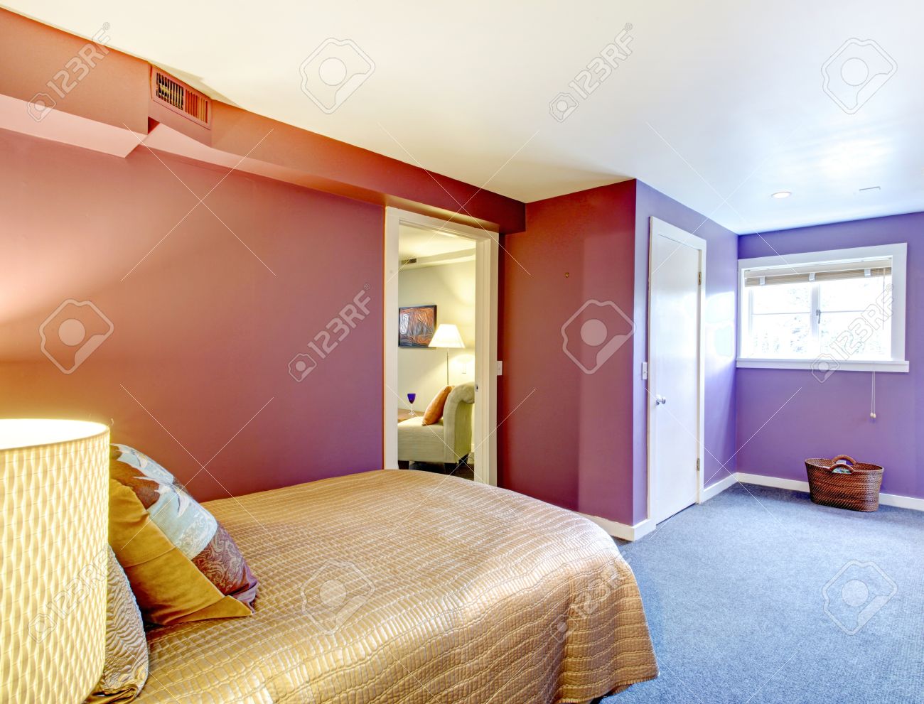 Chambre avec murs violets, plafond blanc et de la moquette bleue ...