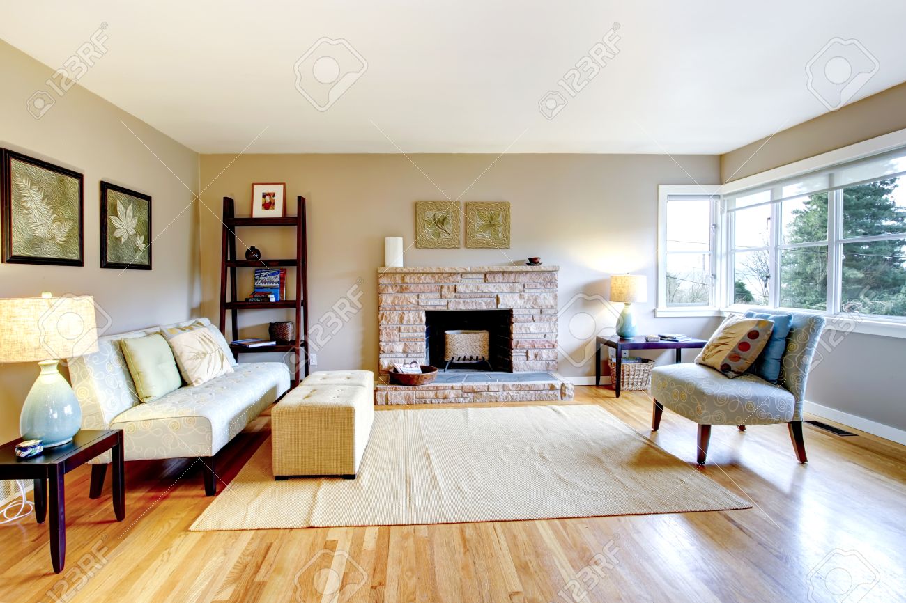 Helles wohnzimmer mit einem holzboden und felsigen hintergrund ...
