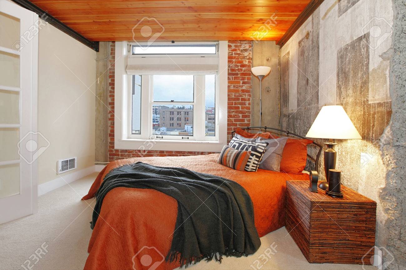 Camera da letto moderna con finiture in mattoni, muro di cemento ...