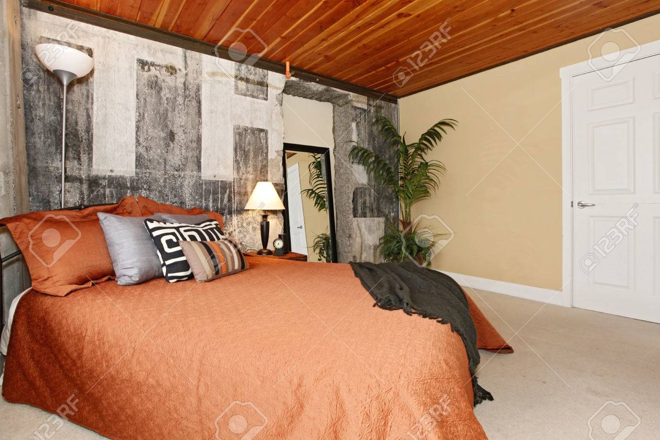 Chambre moderne avec ceilling béton cassé, mur et bois planche ...