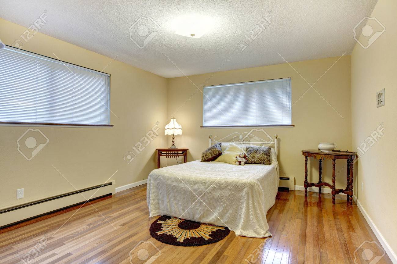 Ivoire mur chambre avec plancher de bois franc. meublé avec lit en ...