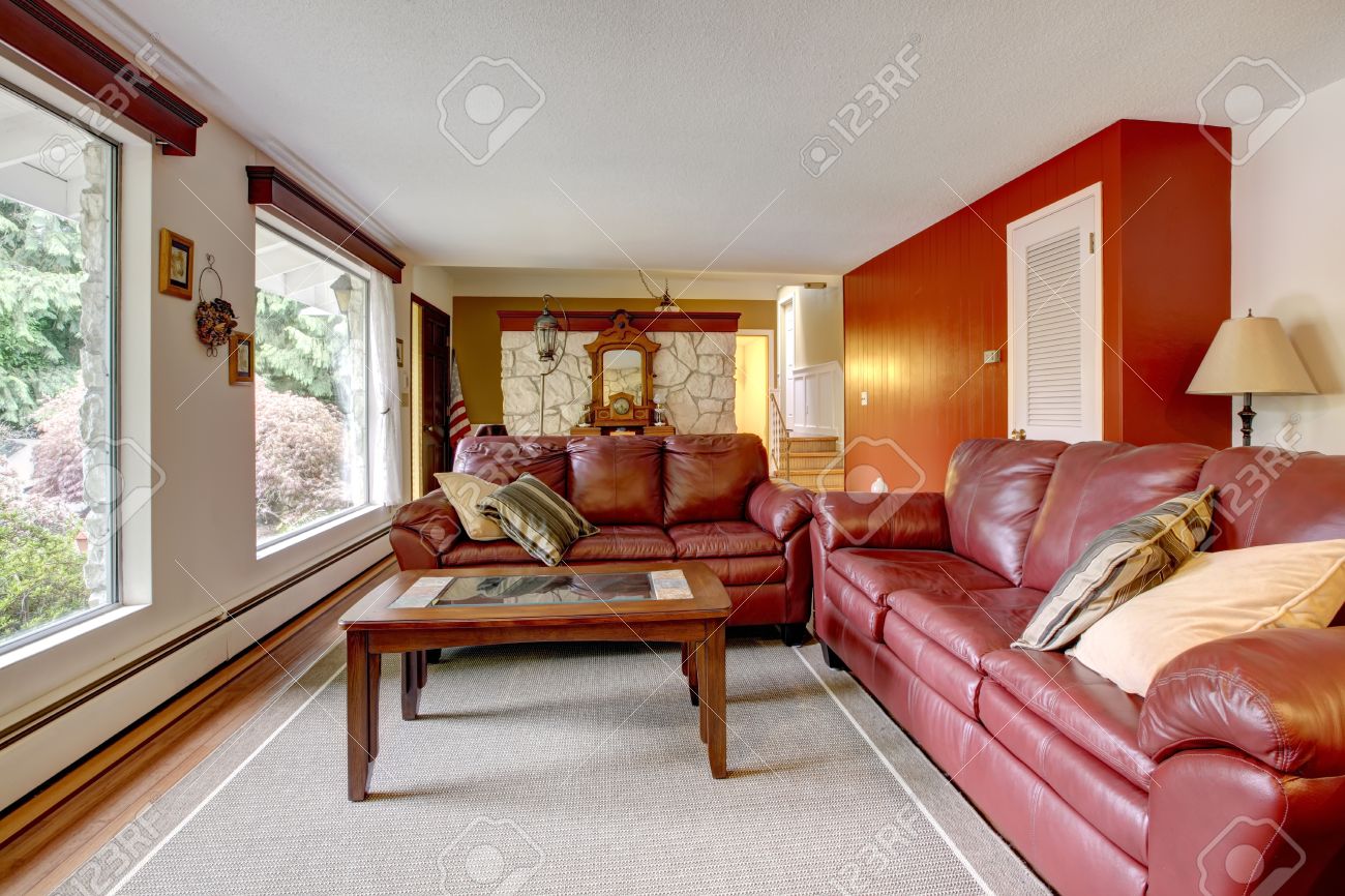 Luxus wohnzimmer mit steinmauer trimmen. mit burgunder ledersofas ... Steinmauer wohnzimmer