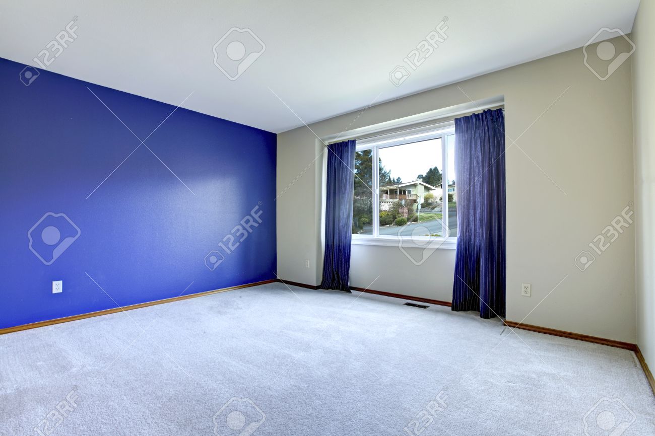 Lege ruimte met lavendel tapijt koninklijke muur en paarse ...