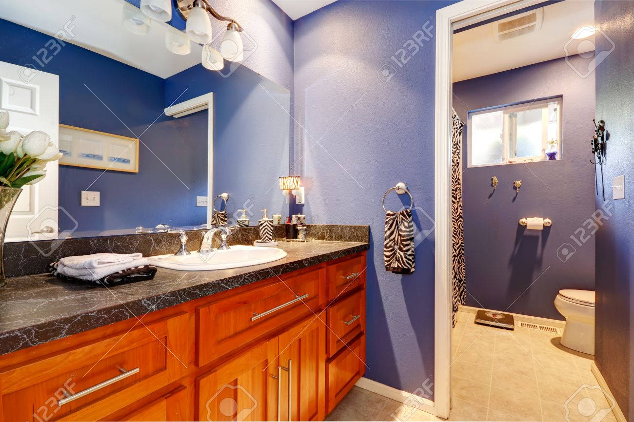 Vue de meuble lavabo en bois avec comptoir noir et blanc évier ...