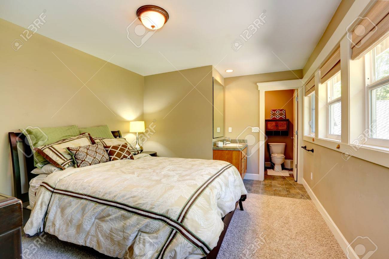 Schönes schlafzimmer mit doppelbett, waschbecken schrank mit ...