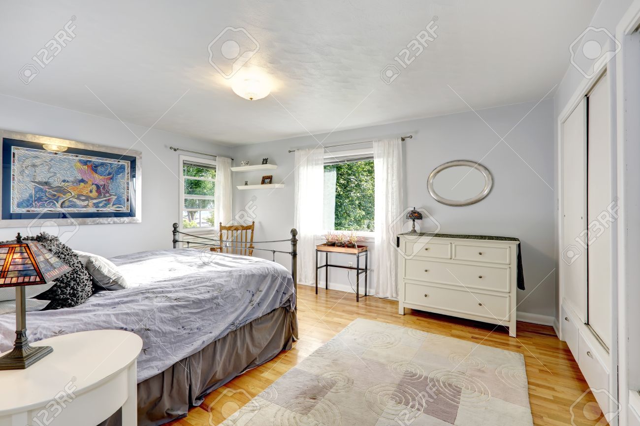 Hellgrau schlafzimmer mit parkett und alten teppich ansicht der ...