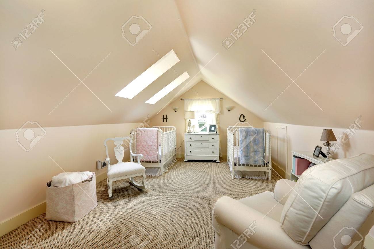 Ivoire plafond voûté nurserie avec deux lits, chaise berçante ...