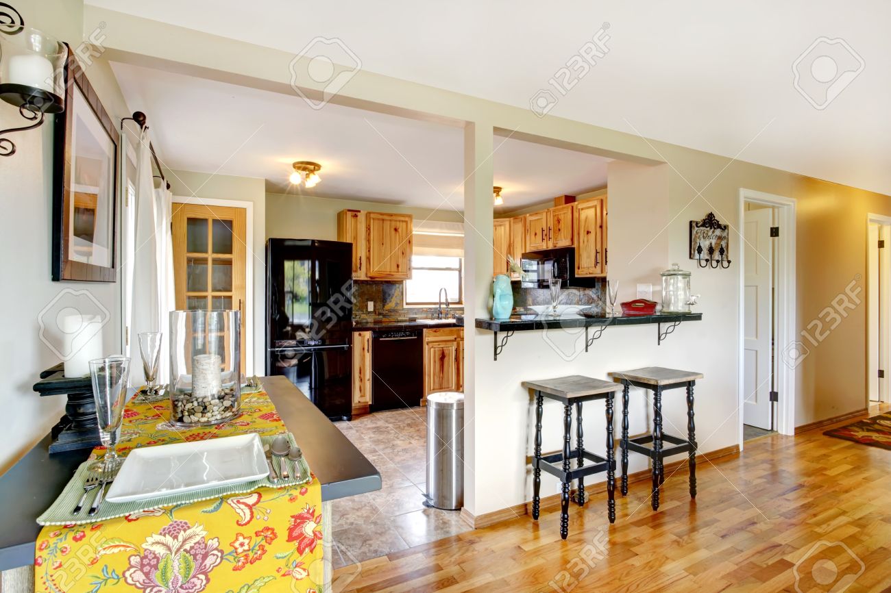 Intérieur de la cuisine simple avec comptoir de bar et table ...