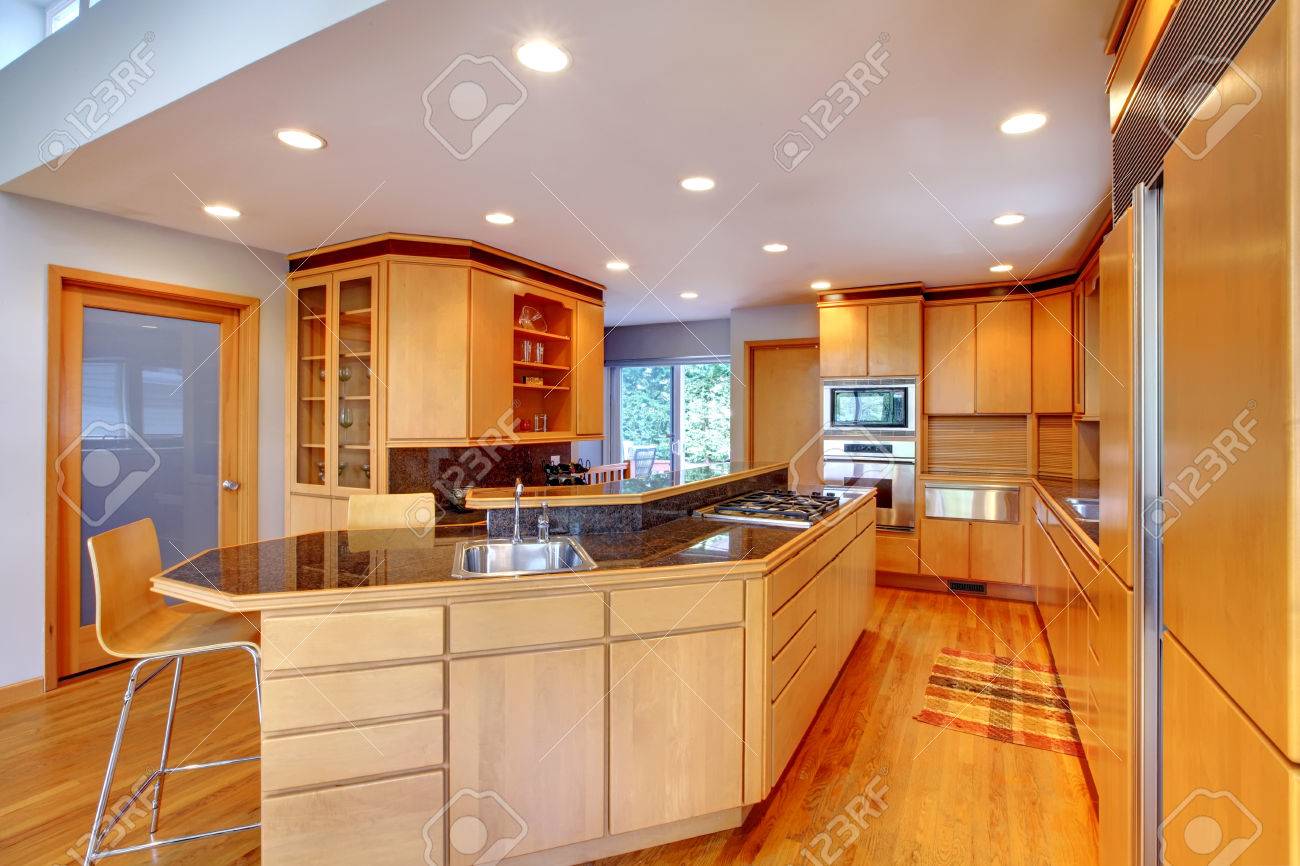 Grote luxe moderne houten keuken met granieten werkbladen en geel ... Keuken in grijs geschilderd