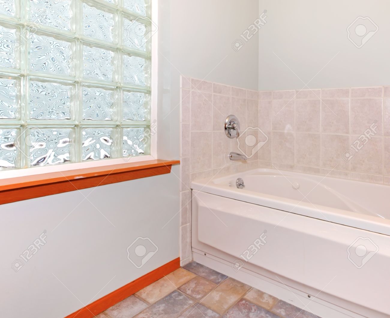 Nouveau coin de salle de bains avec fenêtre de bloc de verre et ...