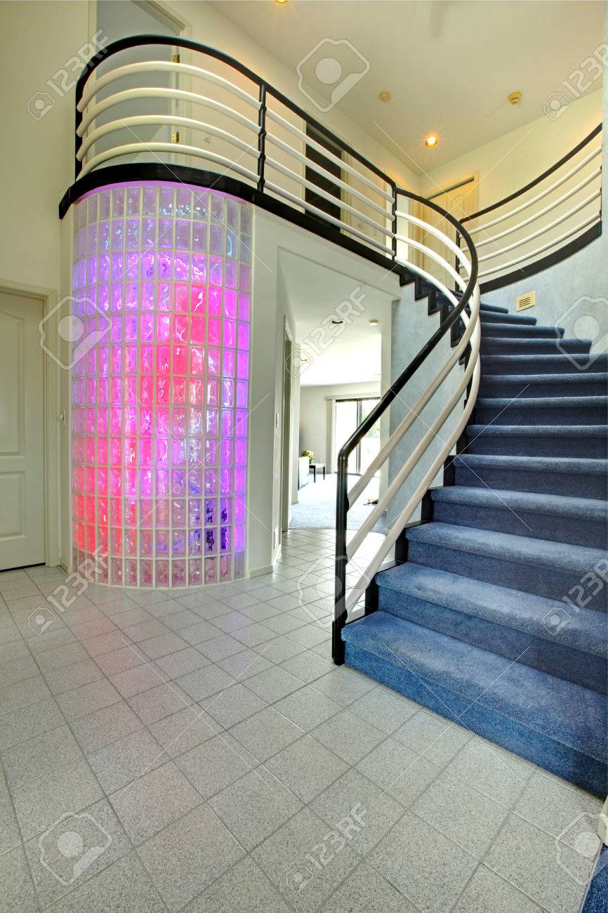 Modern foyer üvegtégla fal vágja a multi szÃnes fények. kilátás ...