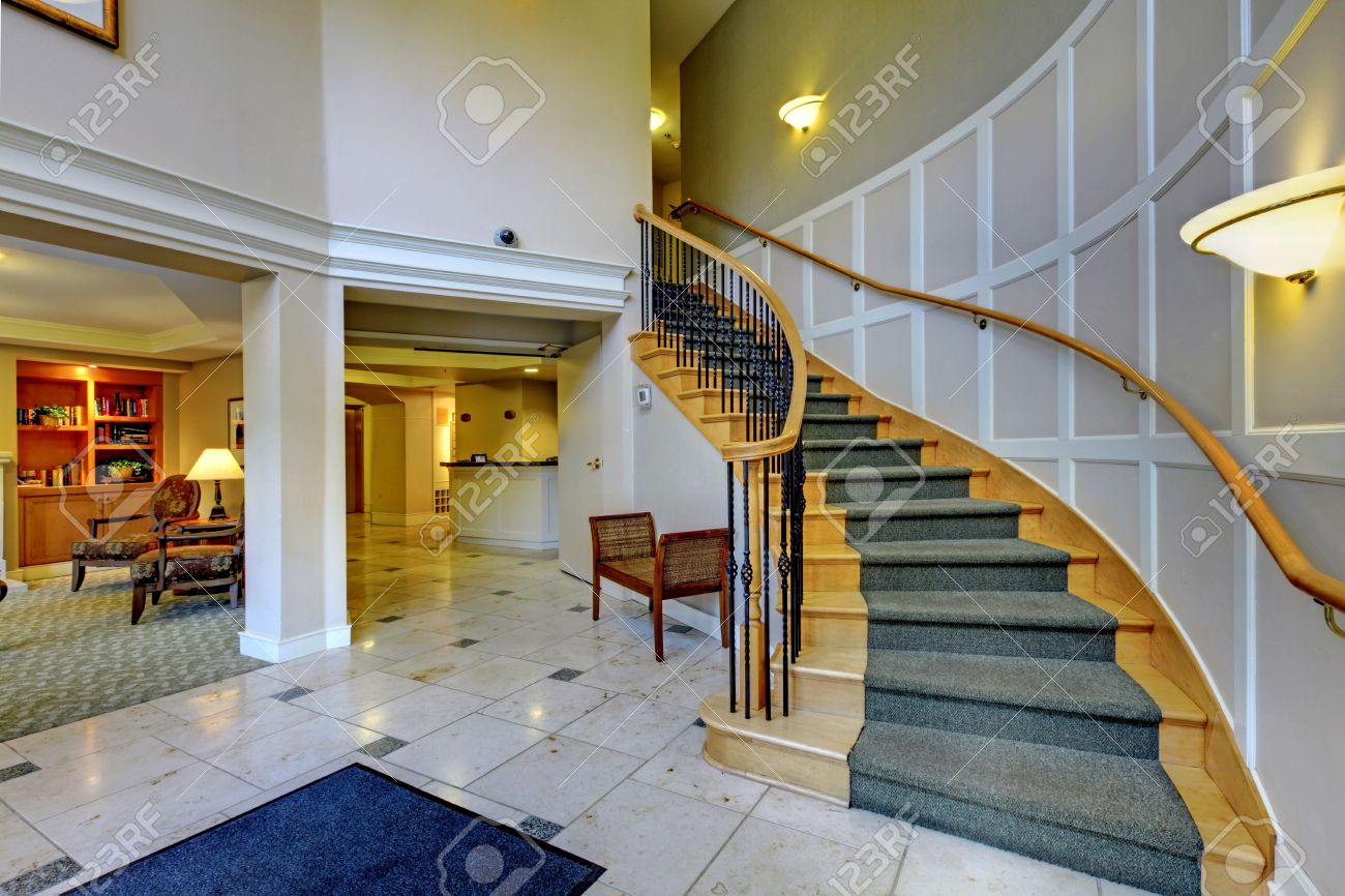 Foyer avec des colonnes et un escalier en bois. plan d'étage ...