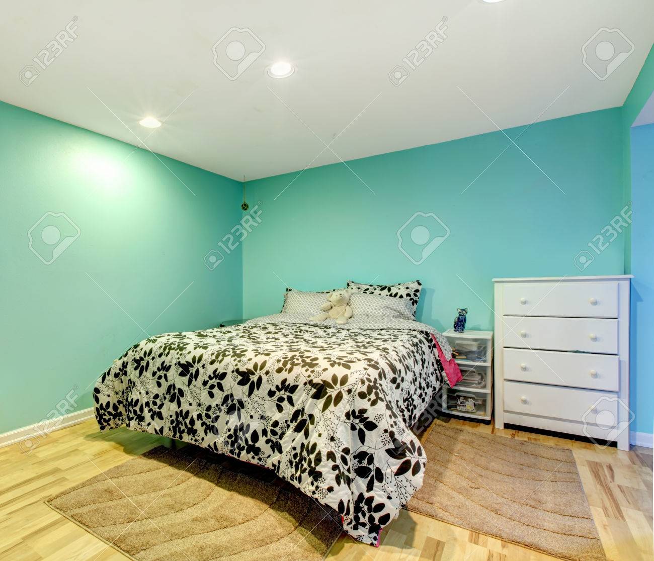 Mint chambre heureux avec plancher de bois franc. meublé avec lit ...
