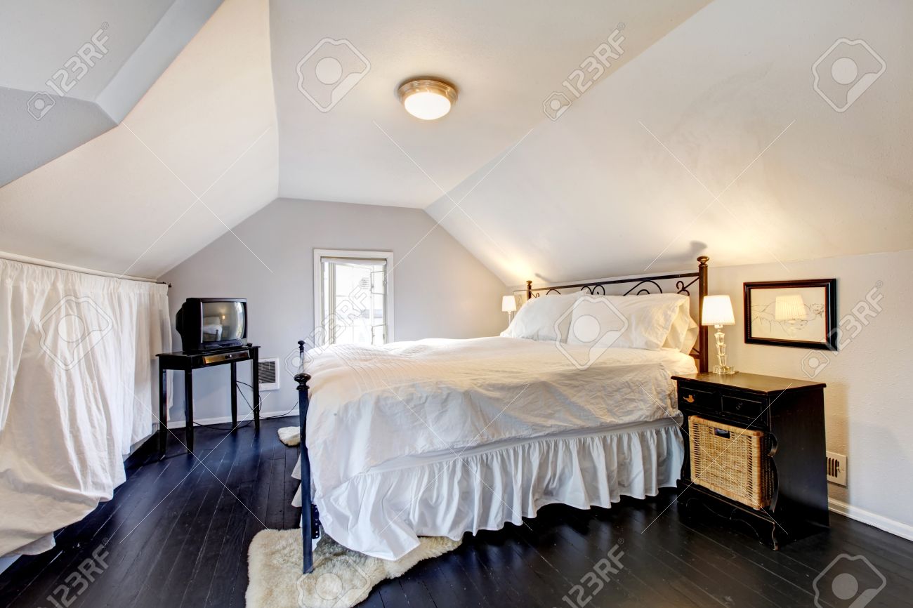 Blanc velux chambre avec plafond voûté et vieux plancher de bois ...
